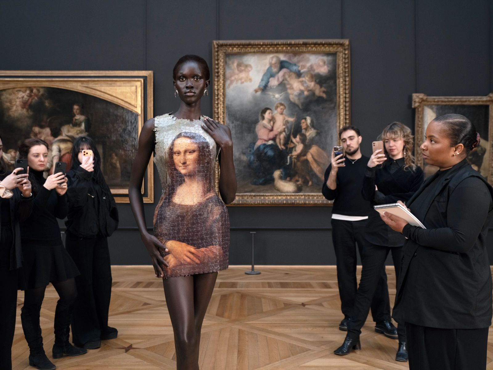 Robe courte imprimée de la Joconde, portée dans une salle de musée devant des tableaux encadrés.