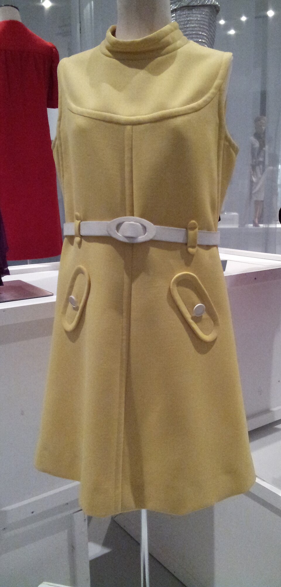 Robe de laine jaune André Courrèges, 1967, coupe trapèze, portée sur un mannequin de musée.